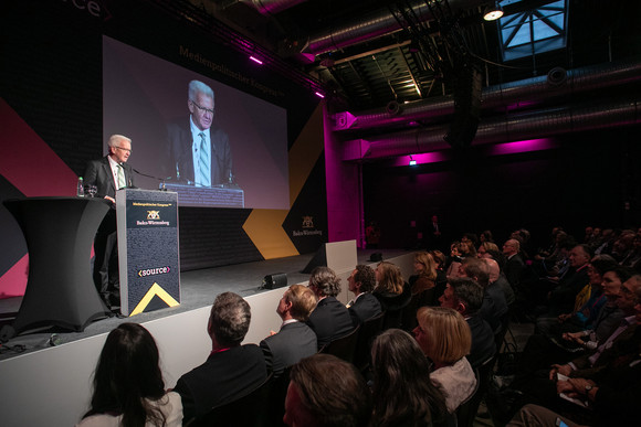 Kongress Source – Medienpolitischer Kongress der Landesregierung Ministerpräsident Winfried Kretschmann bei seiner Rede auf dem Source – Medienpolitischer Kongress der Landesregierung. (Bild: Staatsministerium Baden-Württemberg)