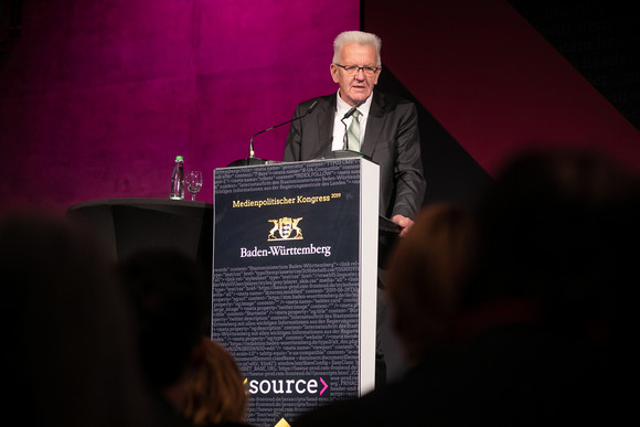 Kongress Source – Medienpolitischer Kongress der Landesregierung Ministerpräsident Winfried Kretschmann bei seiner Rede auf dem Source – Medienpolitischer Kongress der Landesregierung. (Bild: Staatsministerium Baden-Württemberg)
