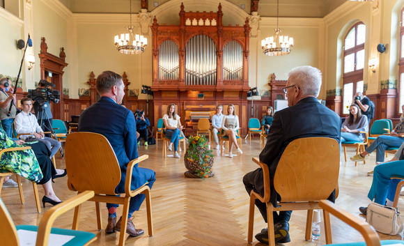 Reise Kretschmann besucht Sachsen Ministerpräsident Winfried Kretschmann (r.) und Michael Kretschmer (l.), Ministerpräsident von Sachsen, besuchen das Schiller-Gymnasium in Bautzen. (Bild: Staatsministerium Baden-Württemberg)