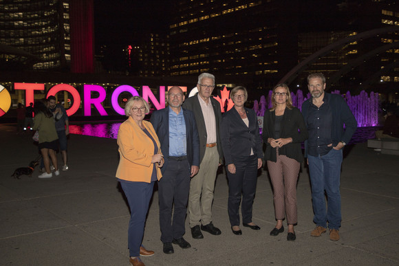 Delegationreise Kretschmann reist nach Kalifornien und Ontario v.l.n.r.: Wissenschaftsministerin Theresia Bauer, Verkehrsminister Winfried Hermann, Ministerpräsident Winfried Kretschmann; Finanzministerin Edith Sitzmann, Wirtschaftsstaatsekretärin Katrin Schütz, und Staatssekretär Volker Ratzmann in Toronto vor einem Schriftzug „Toronto“ in Leuchtbuchstaben (Bild: Staatsministerium Baden-Württemberg)