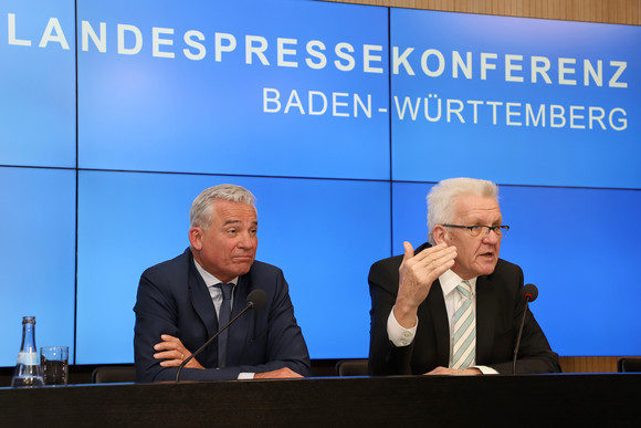 Pressekonferenz Landesregierung nimmt bei Innovation Tempo auf Ministerpräsident Winfried Kretschmann (r.) und Innenminister Thomas Strobl (l.) (Bild: Staatsministerium Baden-Württemberg)