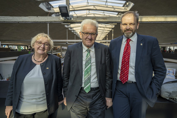 Auslandsreise Kretschmann auf Delegationsreise in Paris Wissenschaftsministerin Theresia Bauer (l.), Ministerpräsident Winfried Kretschmann (M.), und Volker Ratzmann Staatssekretär Volker Ratzmann (r.) im Start-up-Campus Station F in Paris (Bild: Staatsministerium Baden-Württemberg)