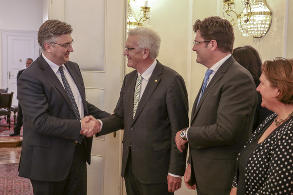 Delegationsreise Kretschmann besucht Südosteuropa Ministerpräsident Winfried Kretschmann (2.v.l.) und der Premierminister der Republik Kroatien, Andrej Plenkovic (l.) am 19. April 2018 in Sveta Nedelja