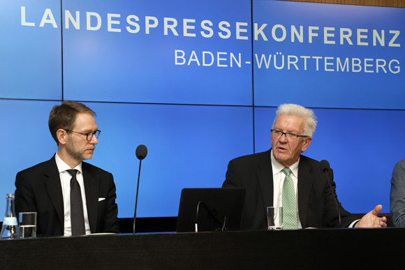 Pressekonferenz Landesregierung beschließt Arbeitsprogramm für Bürokratieabbau Staatssekretär Dr. Florian Stegmann (l.) und Ministerpräsident Winfried Kretschmann (r.) (Bild: Staatsministerium Baden-Württemberg)