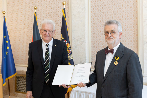 Auszeichnung Verdienstorden des Landes an 26 verdiente Persönlichkeiten Ministerpräsident Winfried Kretschmann (l.) und Prof. Dr. Thomas Schnabel (r.)