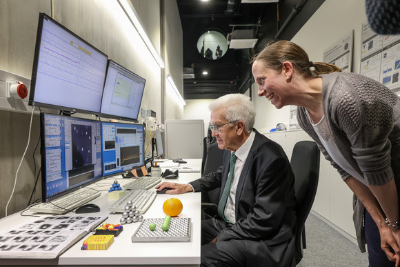 Forschung Land startet Offensive in der Quantentechnologie Auftaktveranstaltung zur Dachmarke „QuantumBW“ am Zentrum für Angewandte Quantentechnologie der Universität Stuttgart