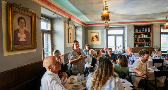 Ministerin Theresa Schopper besucht im Rahmen der Denkmalreise 2026 das ehemalige Gasthaus Adler in Moosheim.