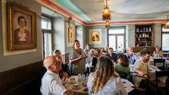 Ministerin Theresa Schopper besucht im Rahmen der Denkmalreise 2026 das ehemalige Gasthaus Adler in Moosheim.