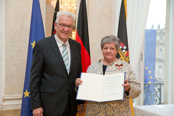 Tag des Ehrenamtes Kretschmann würdigt besonderes ehrenamtliches Engagement Ministerpräsident Winfried Kretschmann (l.) und Rotraut Schmale-Grede (r.)