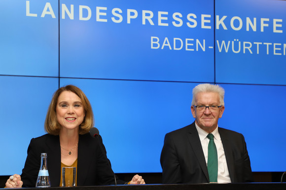Pressekonferenz Baden-Württemberg und seine Kelten Ministerpräsident Winfried Kretschmann (r.) und Staatssekretärin Petra Olschowski (l.) (Bild: Staatsministerium Baden-Württemberg)