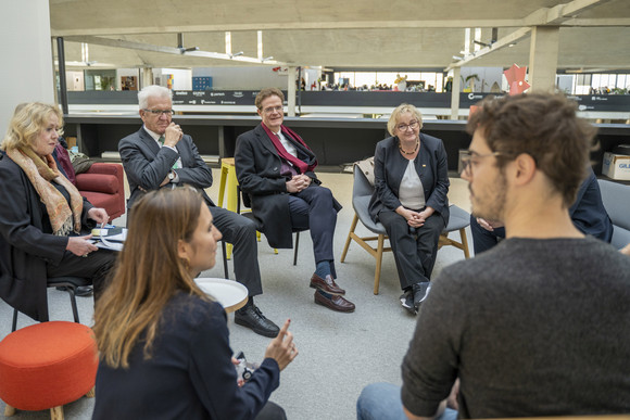 Auslandsreise Kretschmann auf Delegationsreise in Paris Ministerpräsident Winfried Kretschmann (l.), Botschafter Dr. Nikolaus Meyer-Landrut (M.) und Wissenschaftsministerin Theresia Bauer (r.) bei einem Gespräch im Start-up-Campus Station F in Paris (Bild: Staatsministerium Baden-Württemberg)