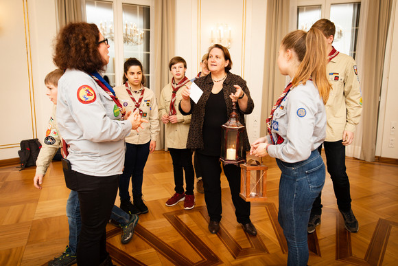 Aktion Pfadfinder übergeben Friedenslicht Staatsministerin Theresa Schopper mit einer Delegation von Pfadfinderinnen und Pfadfindern anlässlich der Übergabe des diesjährigen Friedenslichts. (Bild: Staatsministerim Baden-Württemberg)