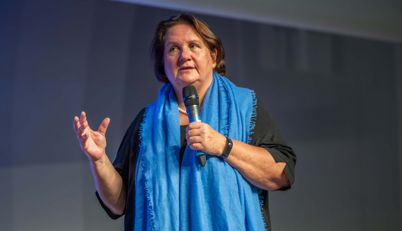 Ministerin Theresa Schopper spricht zur Eröffnung der Netzwerkkonferenz Baukultur