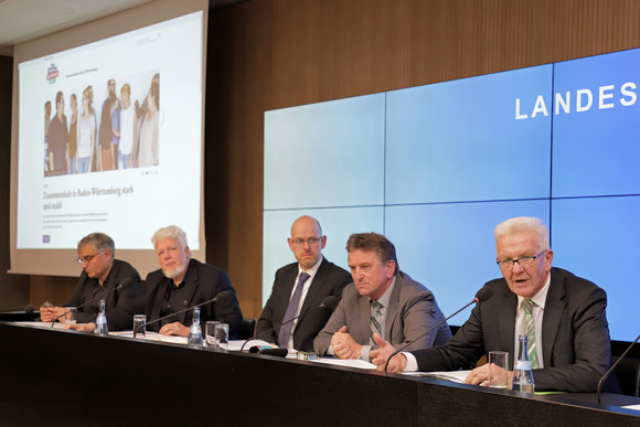 Pressekonferenz Zusammenhalt in Baden-Württemberg stark und stabil v.r.n.l.: Ministerpräsident Winfried Kretschmann, Sozial- und Integrationsminister Manne Lucha, Dr. Kai Unzicker (Bertelsmann Stiftung), Prof. Dr. Klaus Boehnke (Jacobs University, Bremen) und der stellvertretende Regierungssprecher Arne Braun bei der Regierungspressekonferenz (Bild: Staatsministerium Baden-Württemberg)