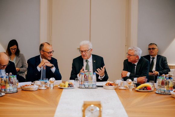Ministerpräsident Winfried Kretschmann (Mitte), Bundeskanzler Friedrich Merz (links) und Innenminister Thomas Strobl (rechts) bei der Kabinettssitzung