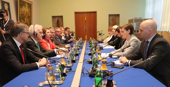 Delegationsreise Kretschmann besucht Südosteuropa Ministerpräsident Winfried Kretschmann (2.v.l.) im Gespräch mit der serbischen Ministerpräsidentin Ana Brnabić (2.v.r.) am 17. April 2018 in Belgrad