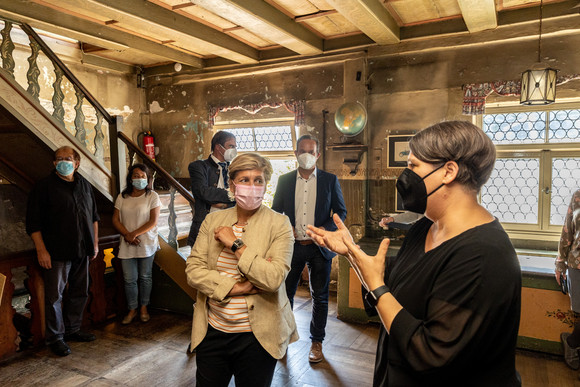 Ministerin Nicole Razavi MdL besucht den Gasthof Adler in Isny im Allgäu. V.l. Eigentümer Hubert und Rosemarie Baumeister, Bürgermeister Rainer Magenreuter, Ministerin Nicole Razavi MdL, Raimund Haser MdL