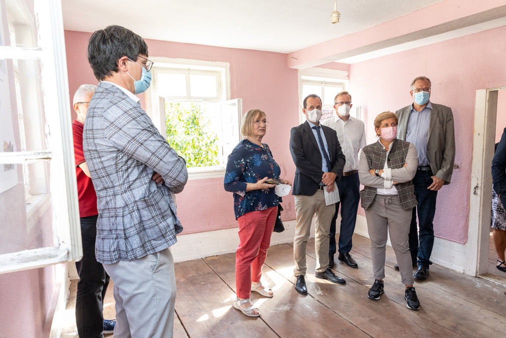 Ministerin Nicole Razavi MdL (vorne rechts) besucht ein leerstehendes, denkmalgeschütztes Gebäude in Neckarbischofsheim 