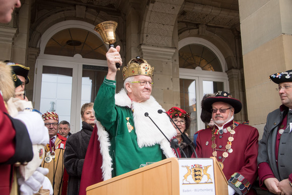 Fastnacht Närrischer Staatsempfang der Landesregierung Ministerpräsident Winfried Kretschmann (M.) läutet die Fasnet ein.