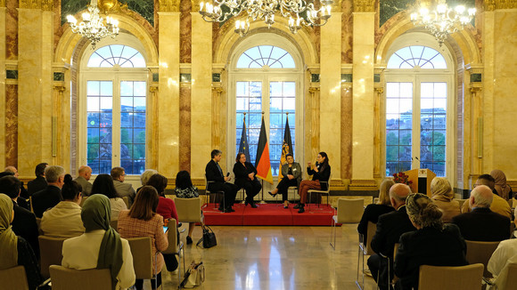 Ramadan Empfang anlässlich des muslimischen Fastenbrechens Gesprächsrunde mit Kultusministerin Theresa Schopper (2. von links) vor den Gästen