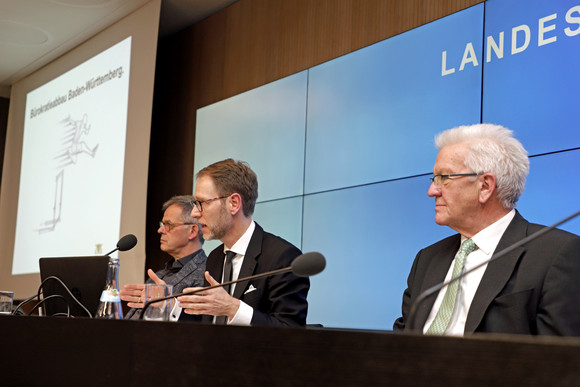 Pressekonferenz Landesregierung beschließt Arbeitsprogramm für Bürokratieabbau v.l.n.r.: Regierungssprecher Rudi Hoogvliet, Staatssekretär Dr. Florian Stegmann und Ministerpräsident Winfried Kretschmann (Bild: Staatsministerium Baden-Württemberg)