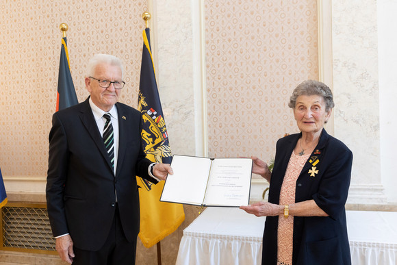 Auszeichnung Verdienstorden des Landes an 26 verdiente Persönlichkeiten Ministerpräsident Winfried Kretschmann (l.) und Mercedes Gröger (r.)