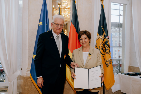 Ministerpräsident Winfried Kretschmann (links) und Anna Koktsidou (rechts)