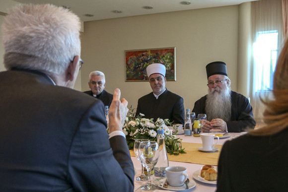 Delegationsreise Kretschmann besucht Südosteuropa Ministerpräsident Winfried Kretschmann (l.) im Gespräch mit offiziellen Religionsvertretern aus Bosnien und Herzegowina in Sarajewo am 20. April 2018 in Sarajewo