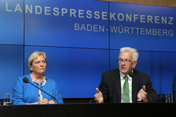 Pressekonferenz Ethikunterricht künftig ab Klasse 5 Ministerpräsident Winfried Kretschmann (r.) und Kultusministerin Susanne Eisenmann (l.)
