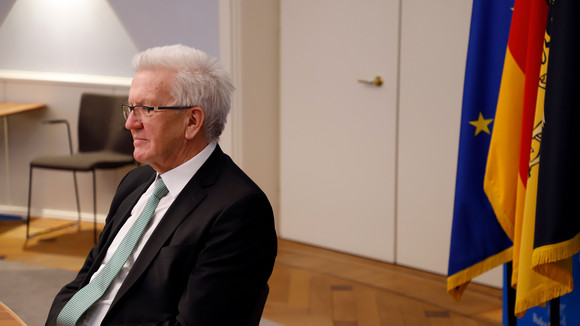 Gespräch Kretschmann tauscht sich mit Nadia Murad aus Ministerpräsident Winfried Kretschmann bei einer Videoschaltkonferenz mit Friedensnobelpreisträgerin Nadia Murad