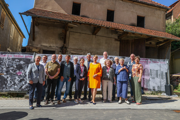 Staatssekretärin Andrea Lindlohr (Mitte) besichtigt die ehemalige Synagoge in Neidenstein.