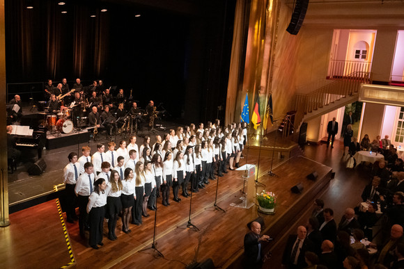 Empfang Neujahrsempfang der Landesregierung Die Landes-Lehrer-Bigband Baden-Württemberg sowie der Chor des Pädagogium Baden-Baden sorgen auf der Bühne des Kurhauses in Baden-Baden für die musikalische Umrahmung des Empfangs.
