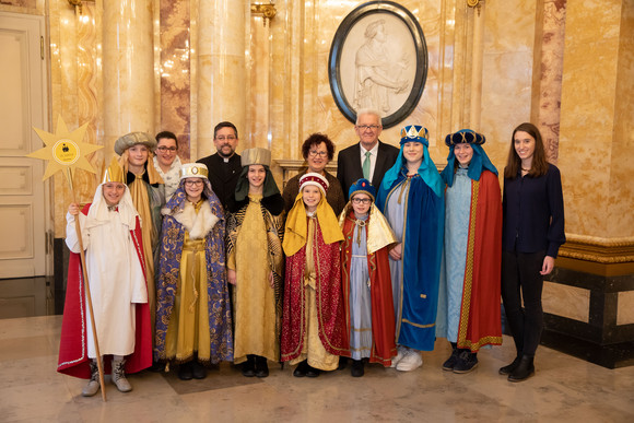 Aktion Dreikönigssingen Kretschmann empfängt Sternsingergruppen Ministerpräsident Winfried Kretschmann und seine Frau Gerlinde (M.) mit den Sternsingern der Kirchengemeinde St. Ulrich (Baustetten) (Bild: Staatsministerium Baden-Württemberg)