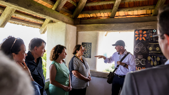 Ministerin Theresa Schopper besucht im Rahmen der Denkmalreise 2026 die Heuneburg.
