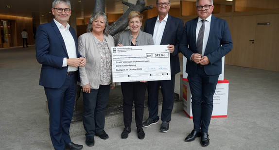 v.l.: Frank Bonath MdL, Martina Braun MdL, Ministerin Nicole Razavi MdL, Oberbürgermeister der Stadt Villingen-Schwenningen Jürgen Roth, Guido Wolf MdL