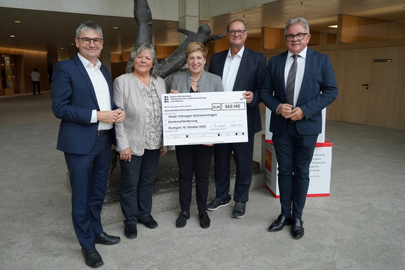 Denkmalpflege Zweite Tranche Denkmalförderung 2025: Symbolische Schecks v.l.: Frank Bonath MdL, Martina Braun MdL, Ministerin Nicole Razavi MdL, Oberbürgermeister der Stadt Villingen-Schwenningen Jürgen Roth, Guido Wolf MdL