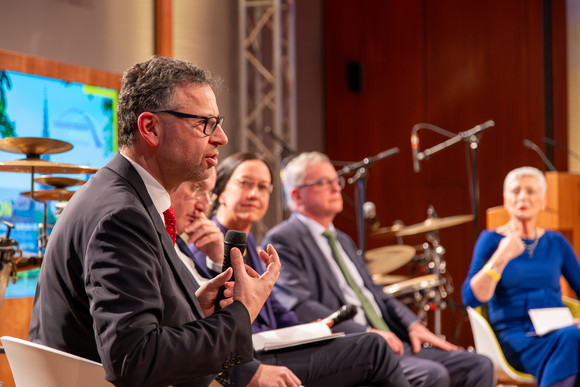 Europa EU-Erweiterung im Mittelpunkt des neunten Donausalons Dr. Kai-Olaf Lang, Stiftung Wissenschaft und Politik (links)