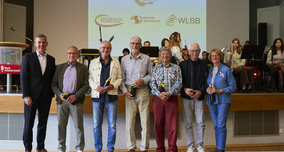 Amtschef Daniel Hager-Mann (rechts) ehrte am Freitag, 12. Juni 2026, im Kurhaus Hinterzarten Sportlerinnen und Sportler, die im Jahr 2025 das Deutsche Sportabzeichen zum 50. Mal abgelegt haben.  