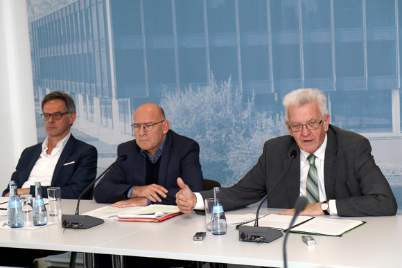 Pressekonferenz Bericht über Verkehrsministerkonferenz v.l.n.r.: Regierungssprecher Rudi Hoogvliet, Verkehrsminister Winfried Hermann und Ministerpräsident Winfried Kretschmann
