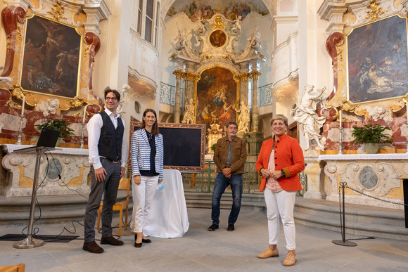 Ministerin Razavi steht in der Schlosskirche auf der Insel Mainau