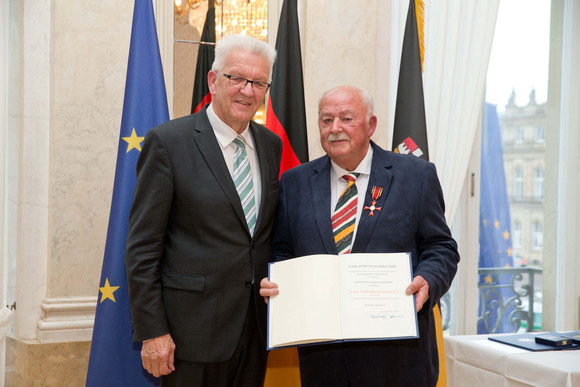 Tag des Ehrenamtes Kretschmann würdigt besonderes ehrenamtliches Engagement Ministerpräsident Winfried Kretschmann (l.) und Klaus Emil Kleinekort (r.)