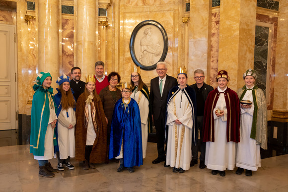 Aktion Dreikönigssingen Kretschmann empfängt Sternsingergruppen Ministerpräsident Winfried Kretschmann und seine Frau Gerlinde (M.) mit den Sternsingern der Seelsorgeeinheit Überlingen (Bild: Staatsministerium Baden-Württemberg)