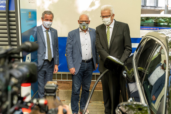 Elektromobilität Erster urbaner Schnellladepark eröffnet v.r.n.l.: EnBW-Chef Frank Mastiaux, Verkehrsminister Winfried Hermann und Ministerpräsident Winfried Kretschmann (Bild: Staatsministerium Baden-Württemberg)