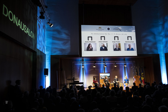 Europa Achter Donausalon setzt Fokus auf Zukunft von Moldau Podiumsdiskussion mit Khatia Kikalishvili, Anton Hofreiter, Sergiu Prodan und Marieluise Beck (von links nach rechts).