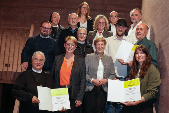 Ministerin Nicole Razavi MdL (untere Reihe, 3.v.l.) und Staatssekretärin MdL (untere Reihe, 2.v.l.) mit den Preisträgerinnen und Preisträgern des Innovationspreises Lehmbau BW 2025