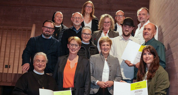 Ministerin Nicole Razavi MdL (untere Reihe, 3.v.l.) und Staatssekretärin MdL (untere Reihe, 2.v.l.) mit den Preisträgerinnen und Preisträgern des Innovationspreises Lehmbau BW 2025