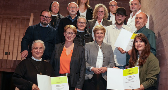 Ministerin Nicole Razavi MdL (untere Reihe, 3.v.l.) und Staatssekretärin MdL (untere Reihe, 2.v.l.) mit den Preisträgerinnen und Preisträgern des Innovationspreises Lehmbau BW 2025