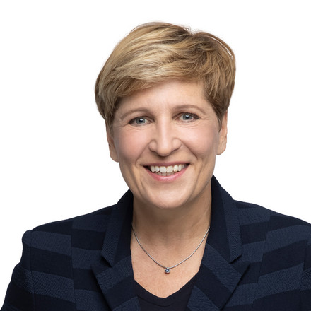 Porträt von Ministerin Nicole Razavi