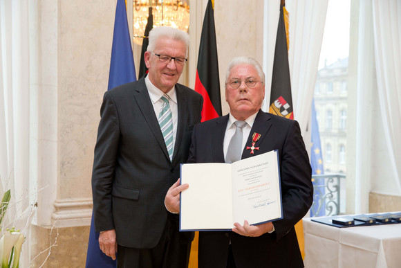 Tag des Ehrenamtes Kretschmann würdigt besonderes ehrenamtliches Engagement Ministerpräsident Winfried Kretschmann (l.) und Egon Klefenz (r.)