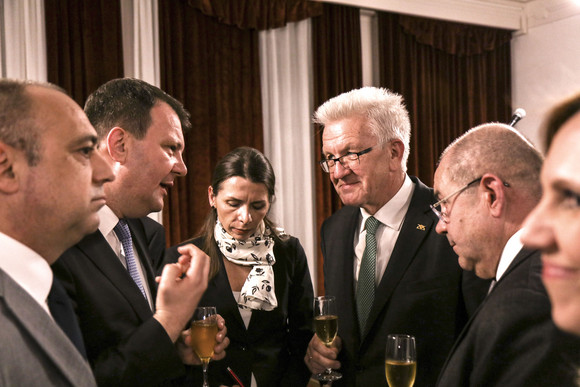 Delegationsreise Kretschmann besucht Südosteuropa Ministerpräsident Winfried Kretschmann (3.v.r.) bei einen Abendempfang am 17. April 2018 in Novi Sad im Gespräch mit dem Präsidenten der Regierung der Autonomen Provinz Vojvodina, Igor Mirović (2.v.l.)